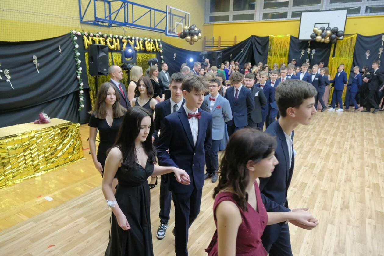  Bal 8-klasistów w Szkole Podstawowej nr 16 w Lublinie (zdjęcie 50) - Autor: DW