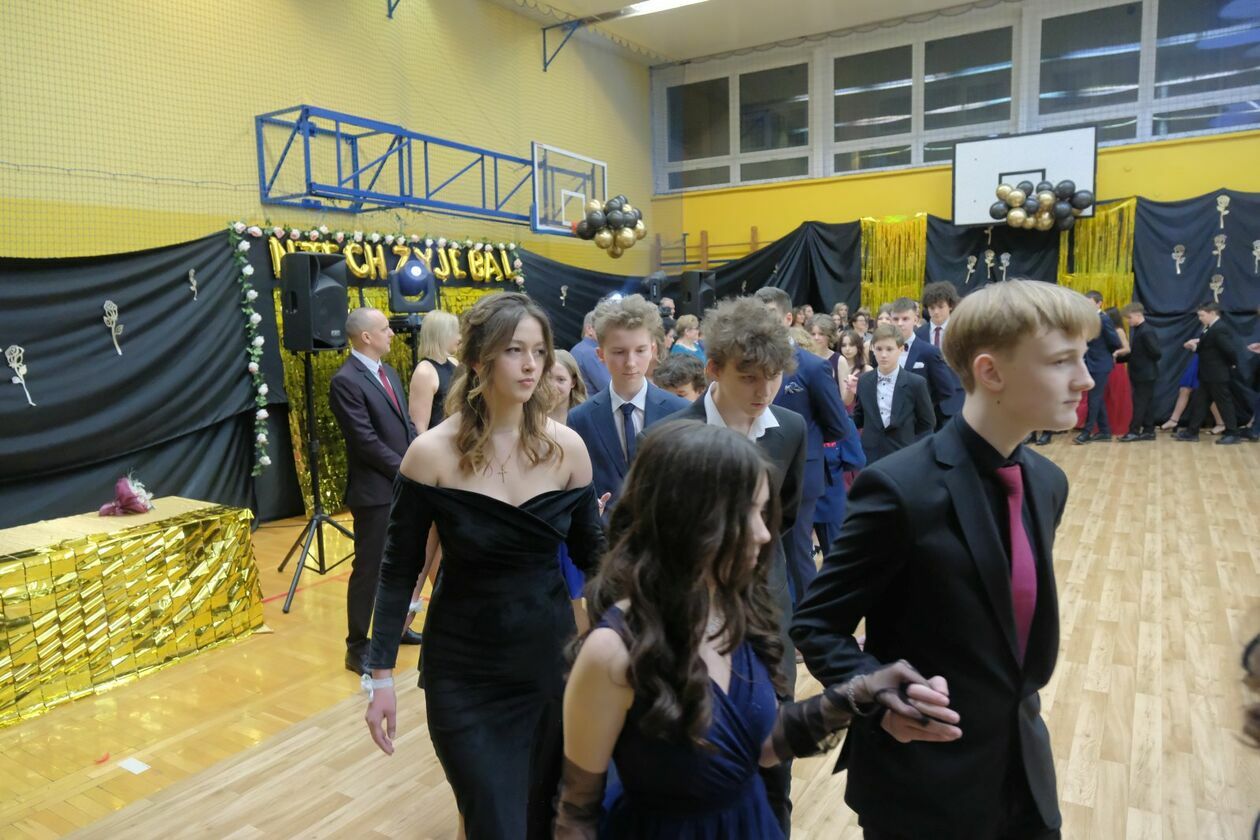  Bal 8-klasistów w Szkole Podstawowej nr 16 w Lublinie (zdjęcie 39) - Autor: DW