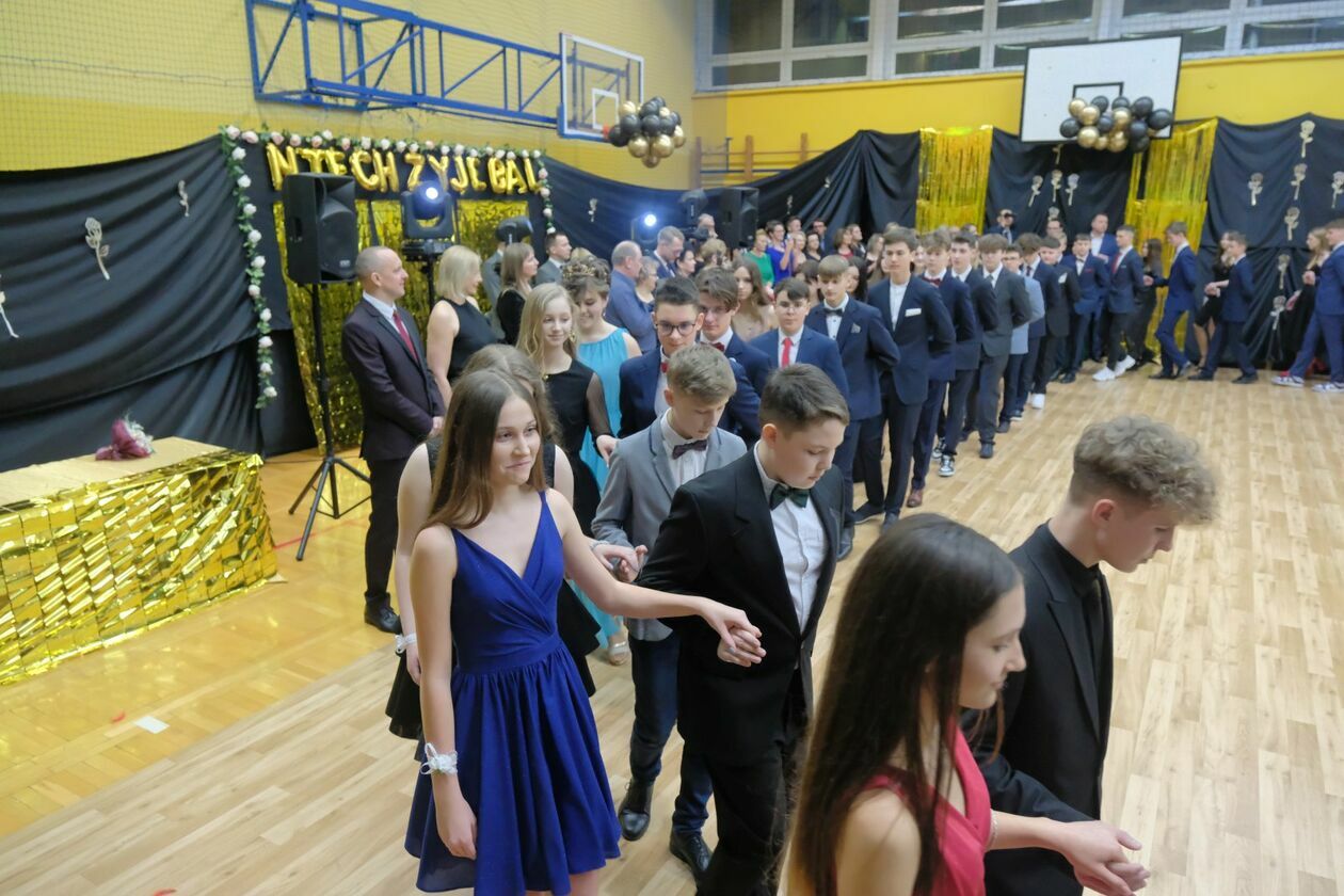  Bal 8-klasistów w Szkole Podstawowej nr 16 w Lublinie (zdjęcie 47) - Autor: DW