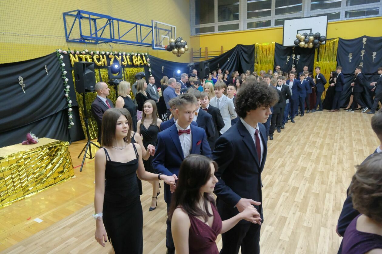  Bal 8-klasistów w Szkole Podstawowej nr 16 w Lublinie (zdjęcie 43) - Autor: DW