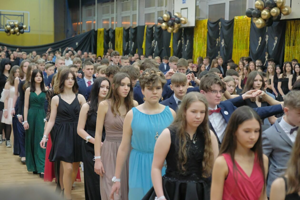  Bal 8-klasistów w Szkole Podstawowej nr 16 w Lublinie (zdjęcie 94) - Autor: DW
