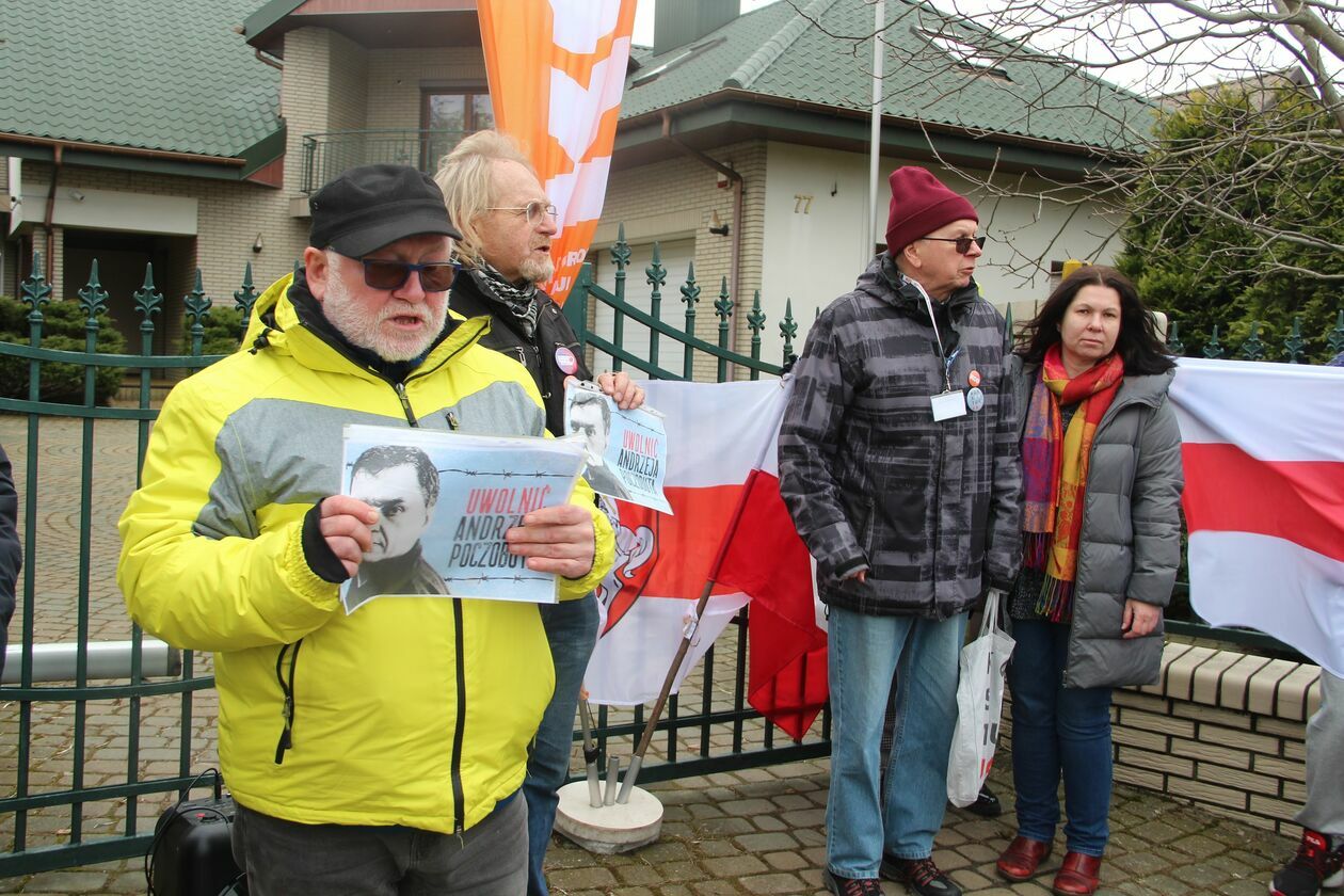  Protest pod białoruskim konsulatem w Białej Podlaskiej  (zdjęcie 2) - Autor: Ewelina Burda