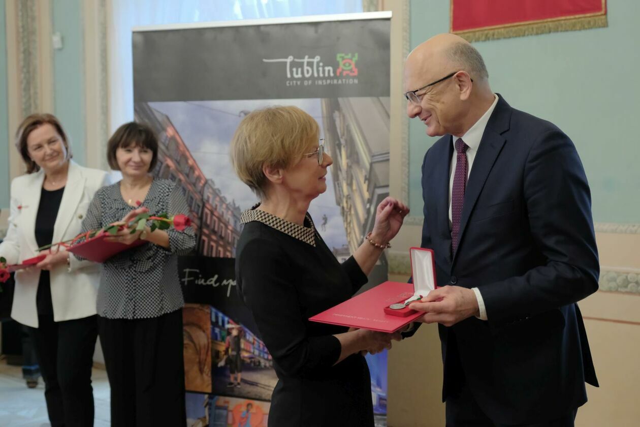  Z okazji Dnia Kobiet 27 lublinianek zostało nagrodzonych za swoją działalność (zdjęcie 1) - Autor: DW