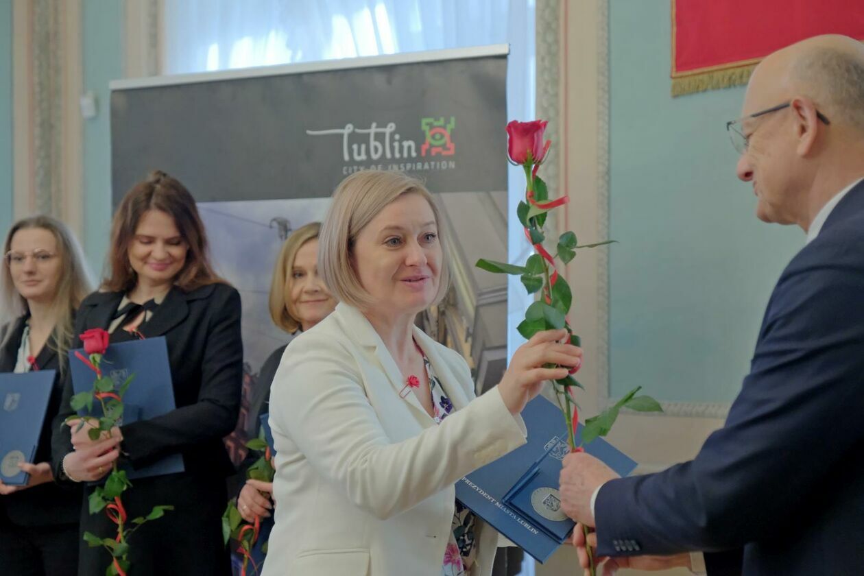  Z okazji Dnia Kobiet 27 lublinianek zostało nagrodzonych za swoją działalność (zdjęcie 12) - Autor: DW