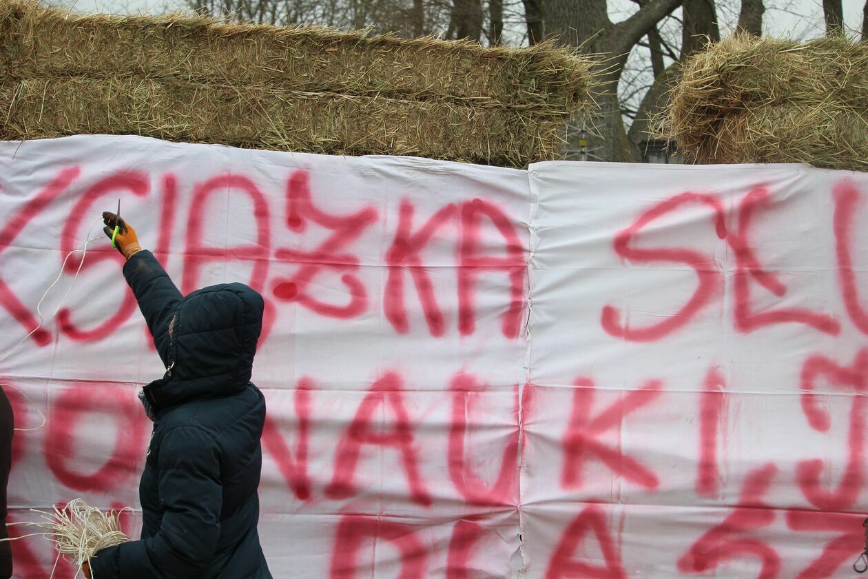  Protest przed stadniną koni w Janowie Podlaskim (zdjęcie 5) - Autor: eb