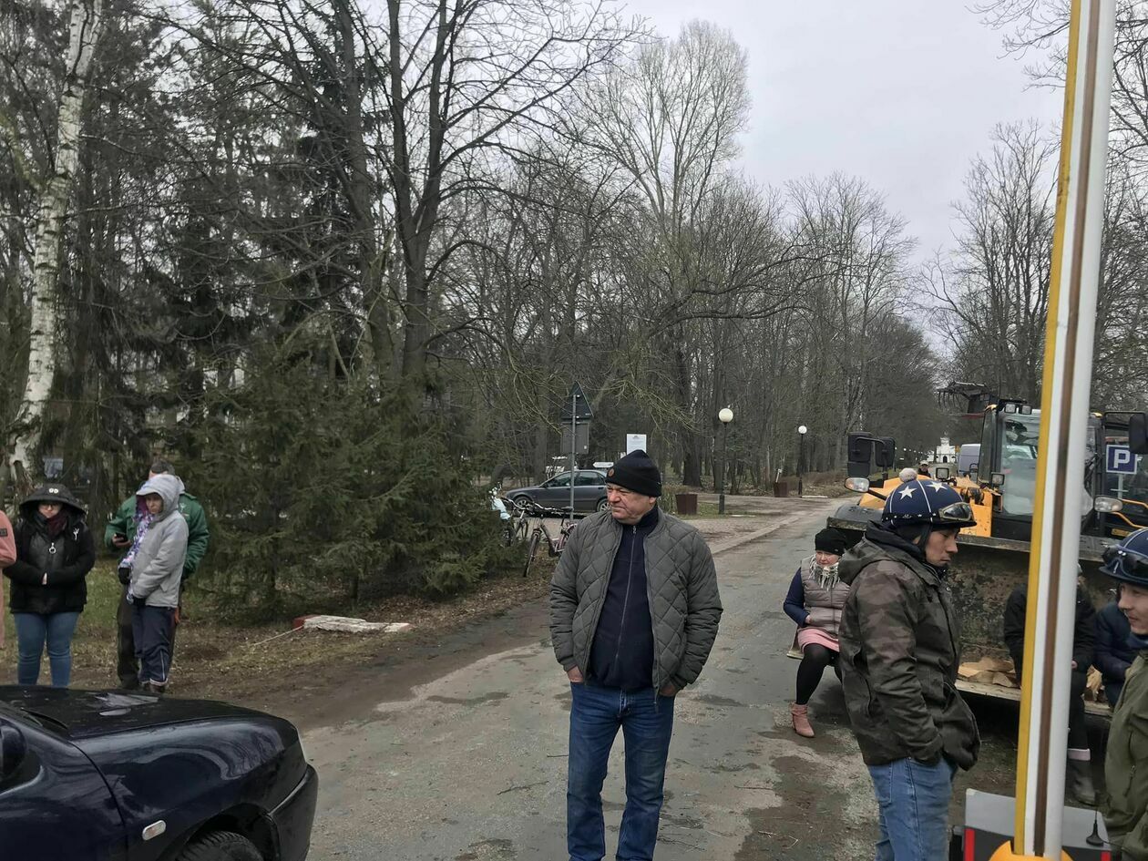 Protest przed stadniną koni w Janowie Podlaskim