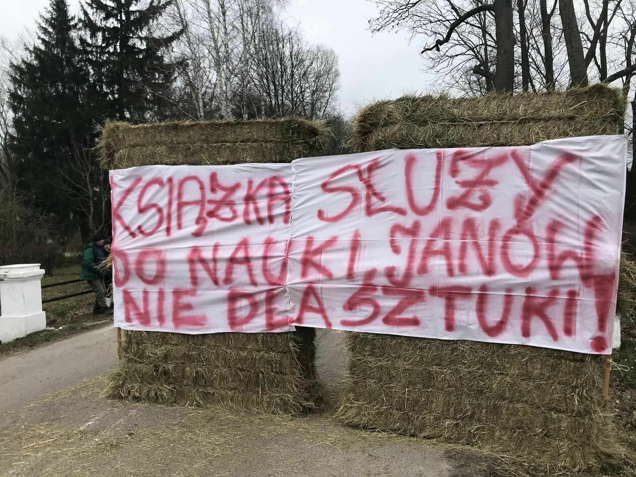  Protest przed stadniną koni w Janowie Podlaskim (zdjęcie 7) - Autor: eb