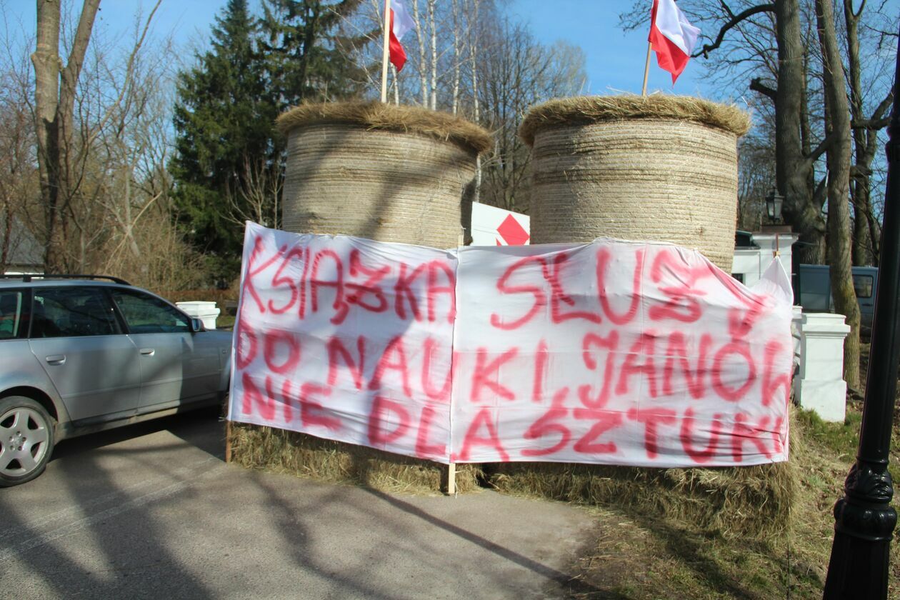  Protest pracowników stadniny w Janowie Podlaskim  (zdjęcie 4) - Autor: Ewelina Burda