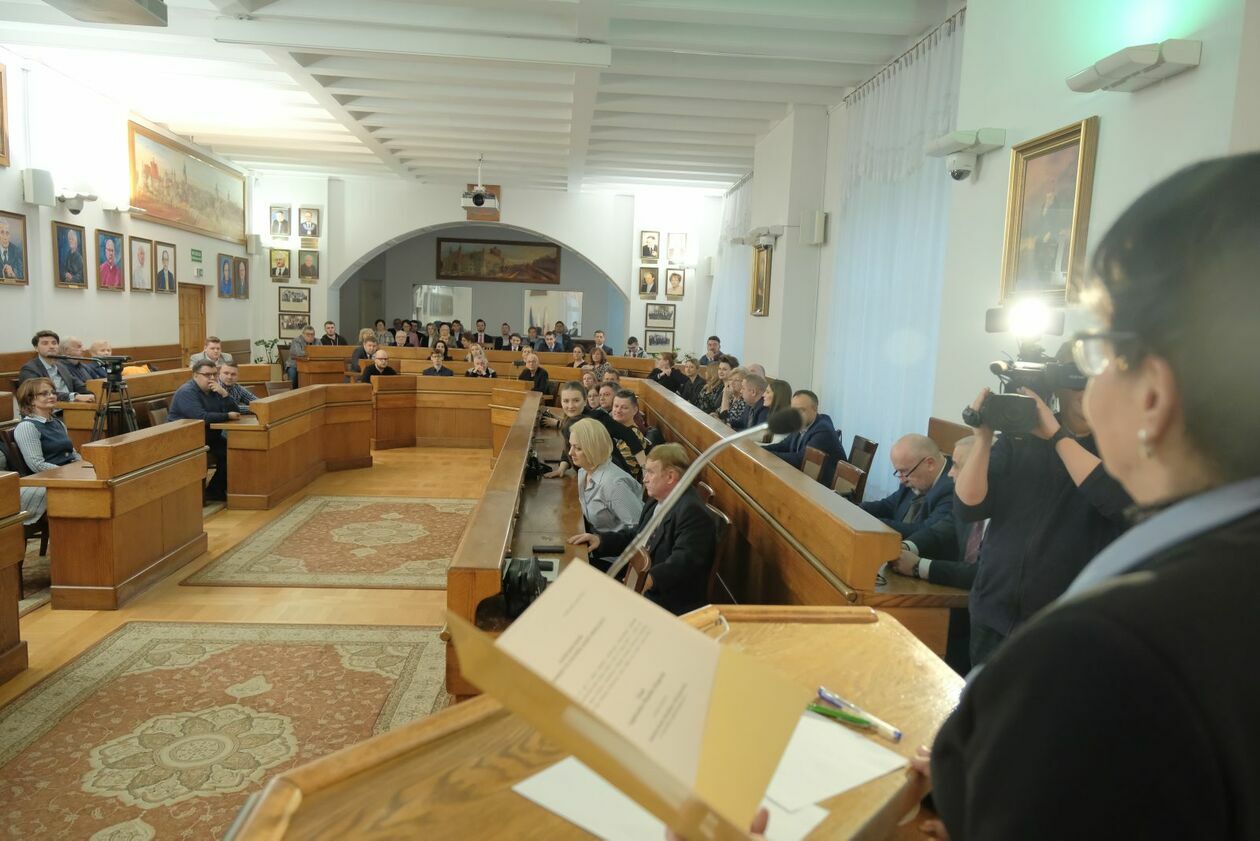  Wręczenie zaświadczeń nowowybranym radnym dzielnicowym Lublina (zdjęcie 14) - Autor: DW