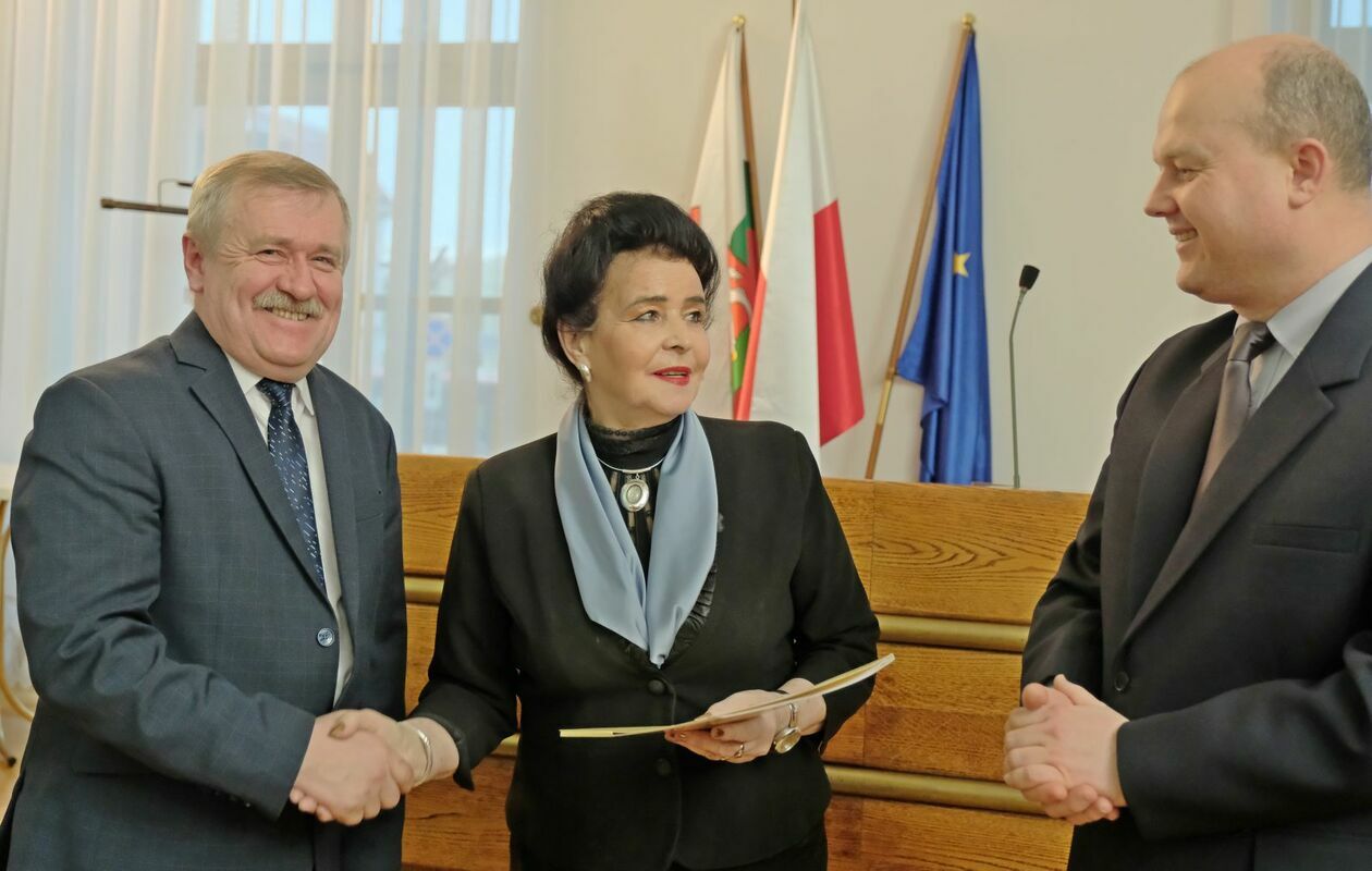 Wręczenie zaświadczeń nowowybranym radnym dzielnicowym Lublina - Autor: DW