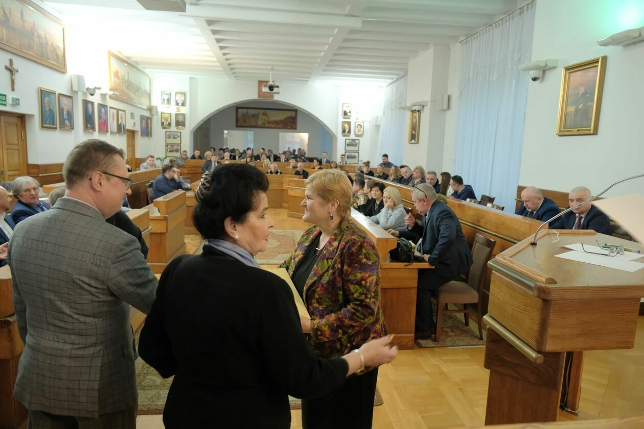  Wręczenie zaświadczeń nowowybranym radnym dzielnicowym Lublina (zdjęcie 6) - Autor: DW