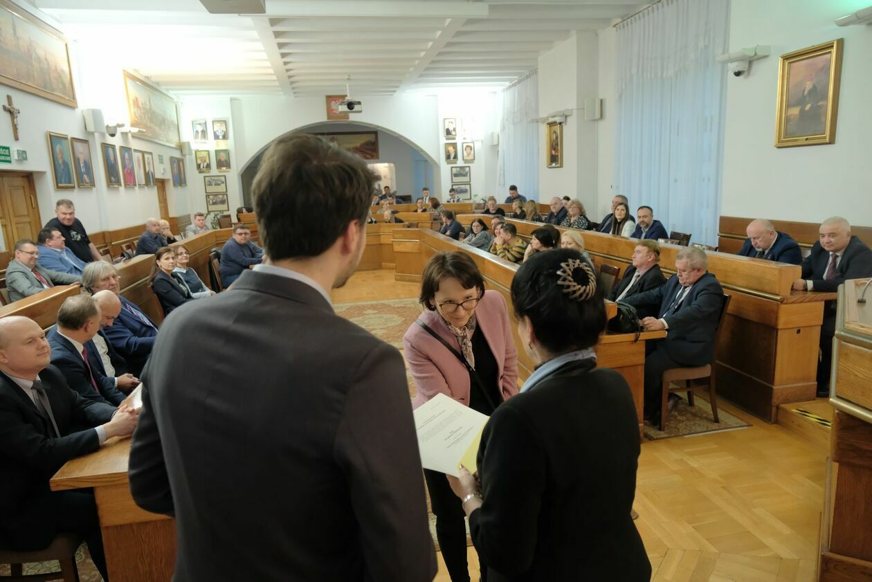 Wręczenie zaświadczeń nowowybranym radnym dzielnicowym Lublina (zdjęcie 3) - Autor: DW