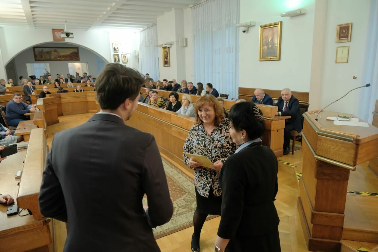  Wręczenie zaświadczeń nowowybranym radnym dzielnicowym Lublina (zdjęcie 4) - Autor: DW