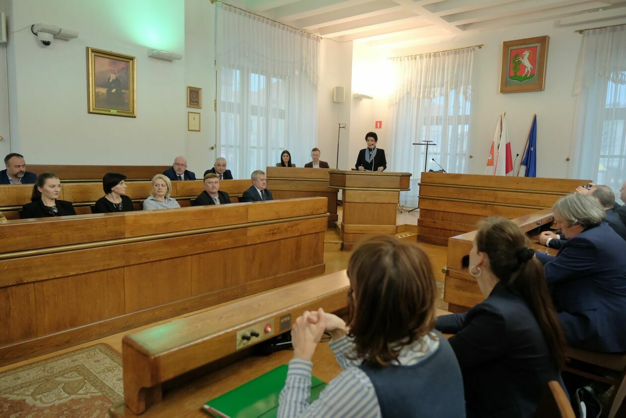  Wręczenie zaświadczeń nowowybranym radnym dzielnicowym Lublina (zdjęcie 17) - Autor: DW