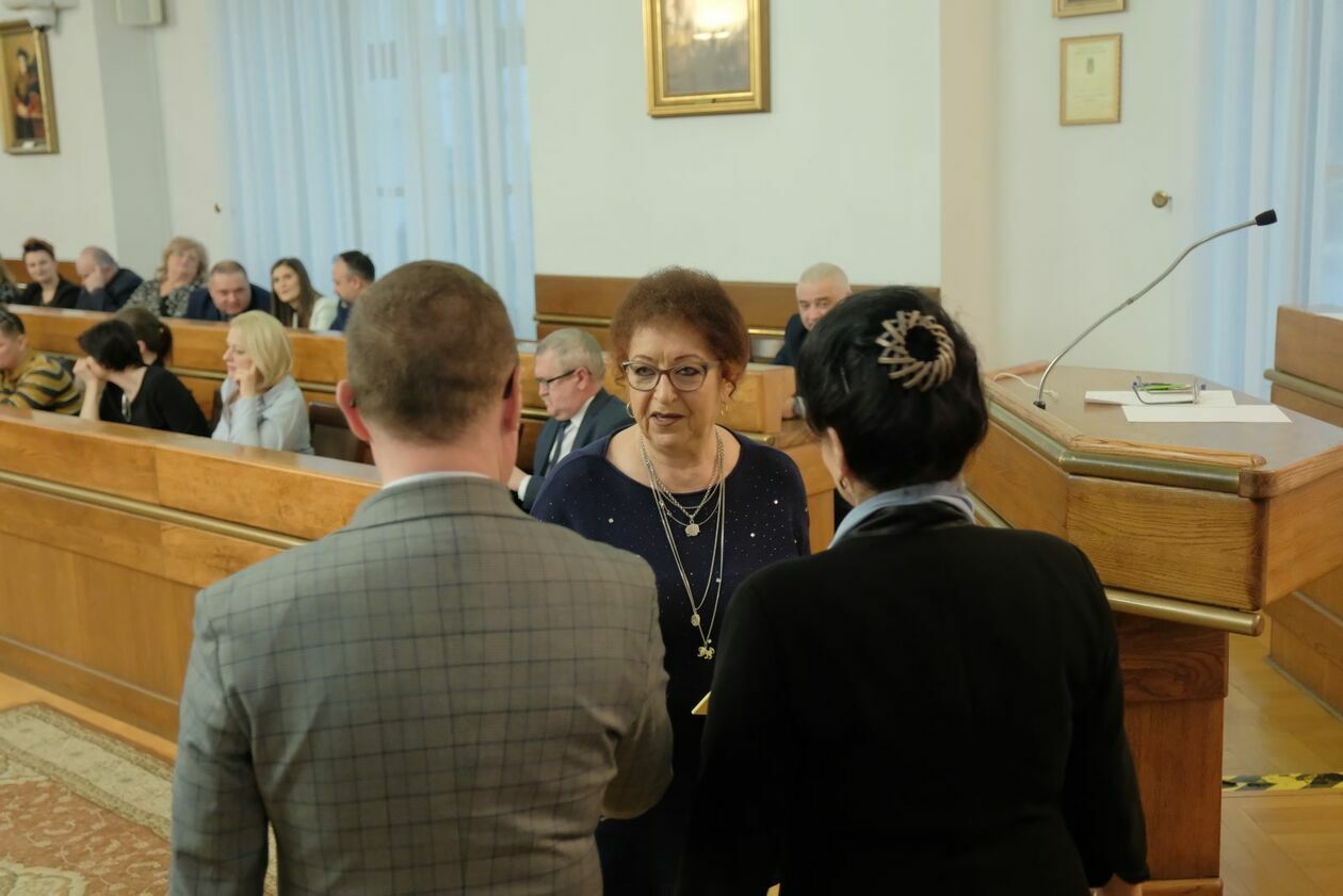  Wręczenie zaświadczeń nowowybranym radnym dzielnicowym Lublina (zdjęcie 5) - Autor: DW