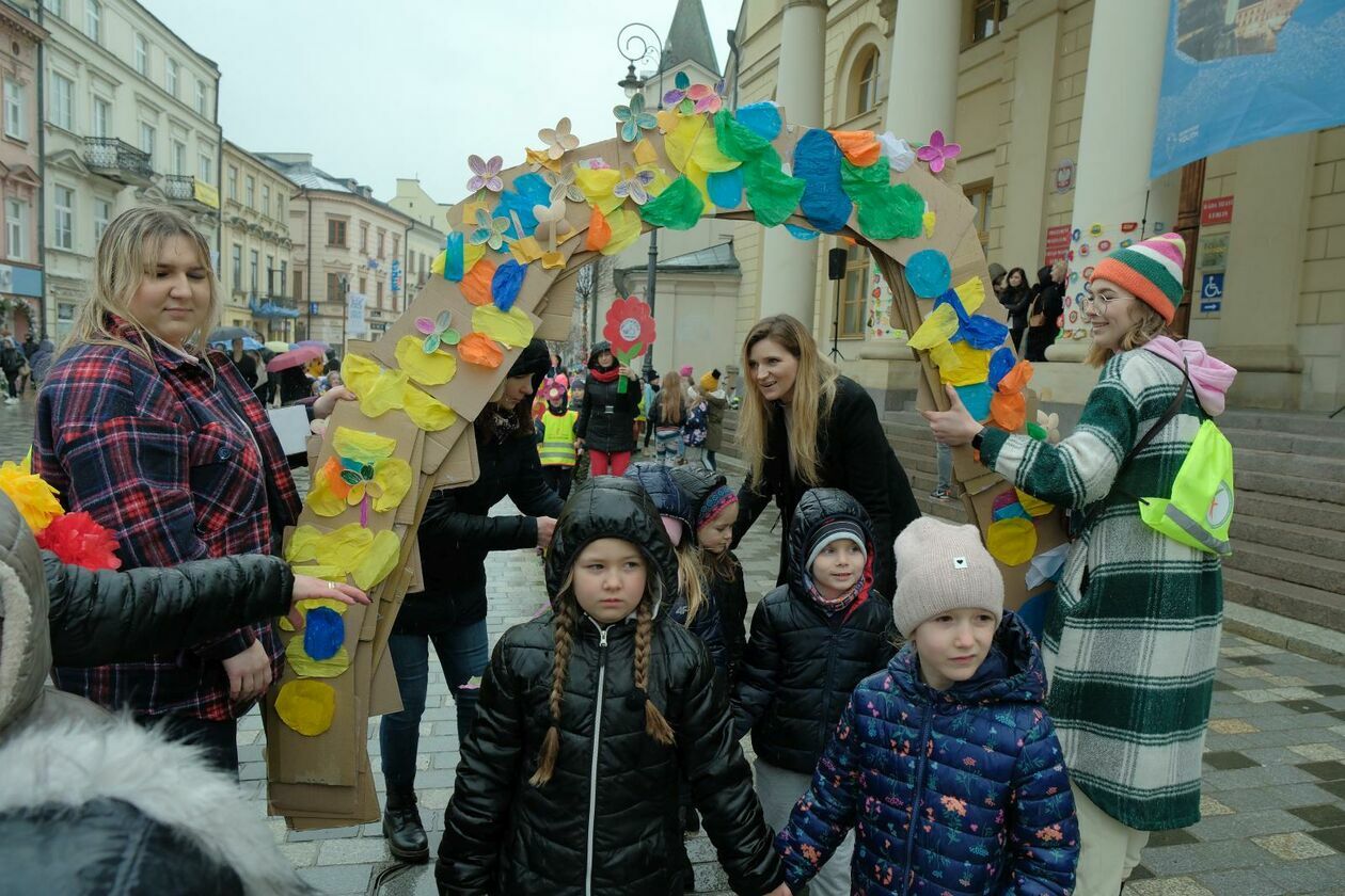  Lubelskie przedszkolaki świętowały pierwszy dzień wiosny (zdjęcie 26) - Autor: DW