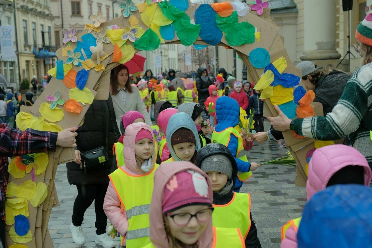  Lubelskie przedszkolaki świętowały pierwszy dzień wiosny (zdjęcie 23) - Autor: DW