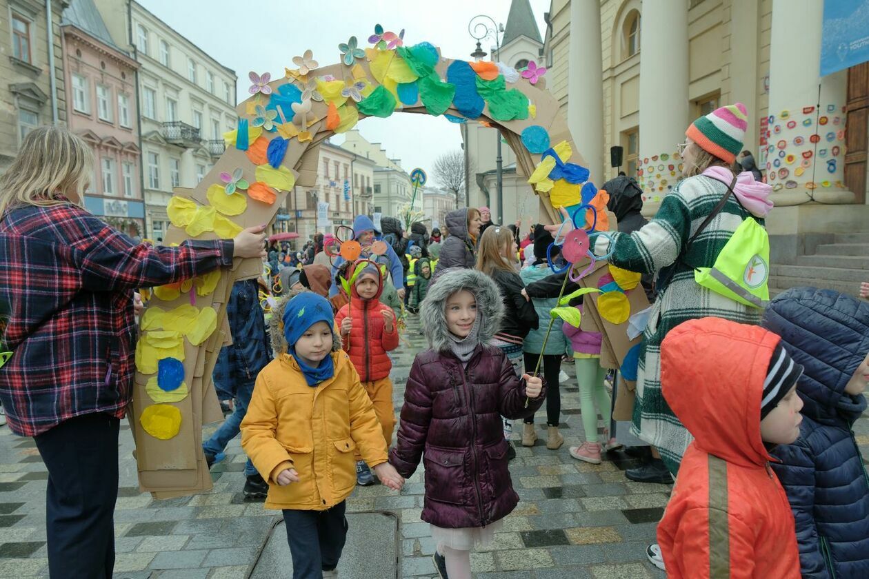  Lubelskie przedszkolaki świętowały pierwszy dzień wiosny (zdjęcie 20) - Autor: DW