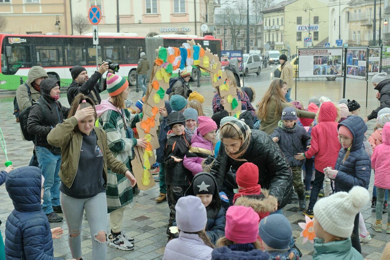  Lubelskie przedszkolaki świętowały pierwszy dzień wiosny (zdjęcie 19) - Autor: DW