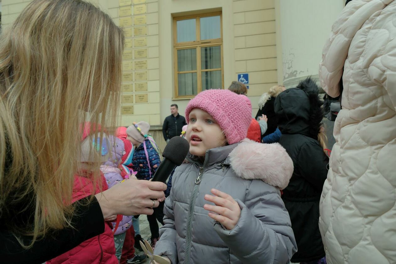  Lubelskie przedszkolaki świętowały pierwszy dzień wiosny (zdjęcie 10) - Autor: DW