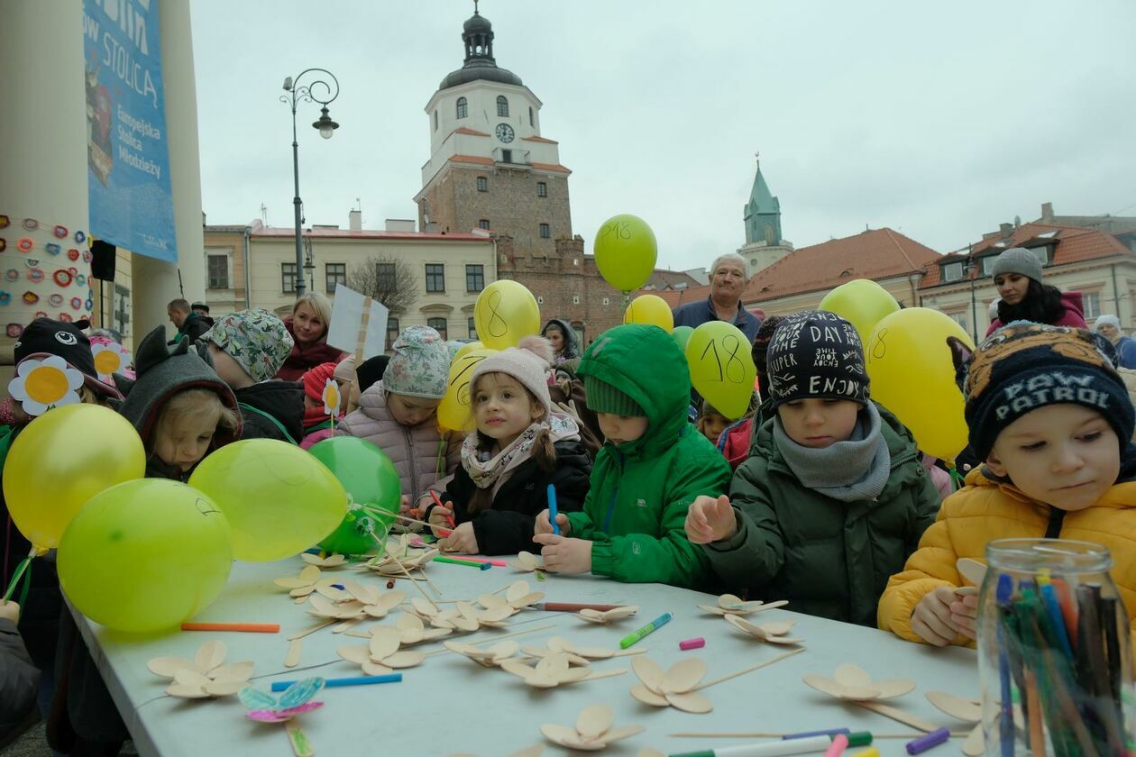  Lubelskie przedszkolaki świętowały pierwszy dzień wiosny (zdjęcie 13) - Autor: DW