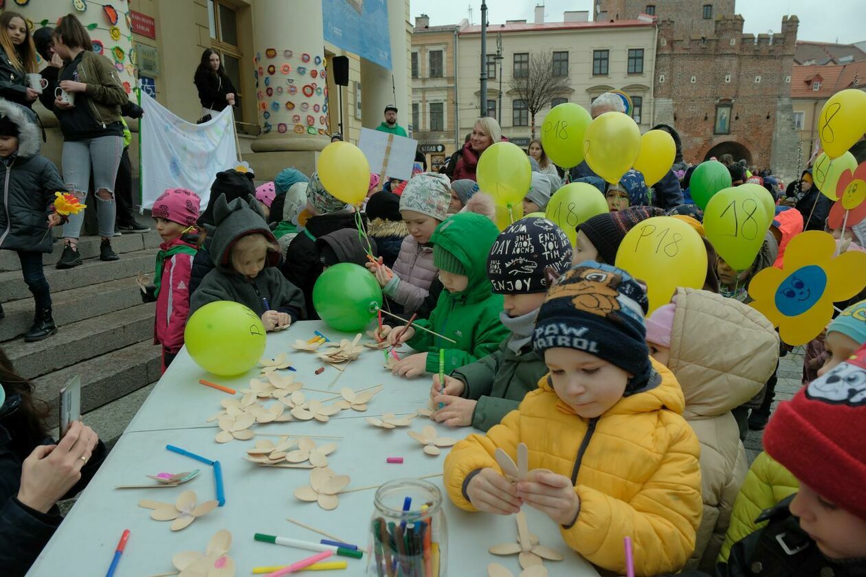  Lubelskie przedszkolaki świętowały pierwszy dzień wiosny (zdjęcie 11) - Autor: DW
