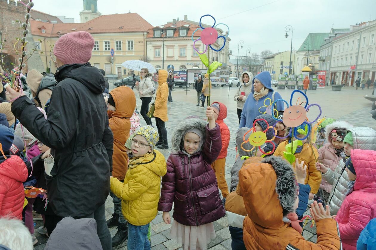  Lubelskie przedszkolaki świętowały pierwszy dzień wiosny (zdjęcie 18) - Autor: DW