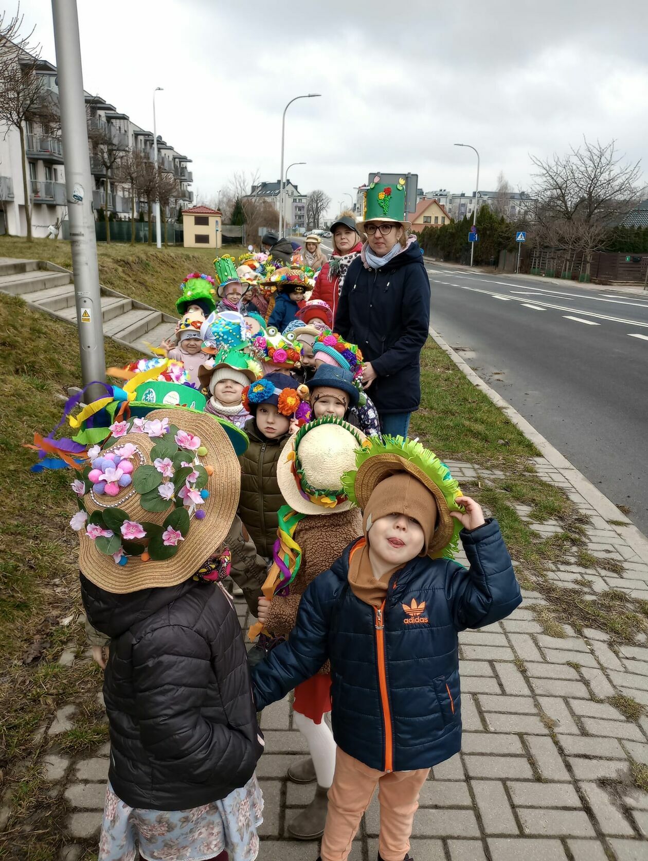  Wiosenna parada w kapeluszach. Maluchy z Przedszkola nr 89 na tropie nowej pory roku (zdjęcie 17) - Autor: Przedszkole nr 89 w Lublinie