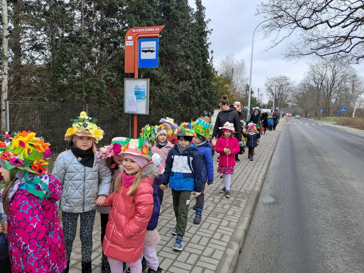  Wiosenna parada w kapeluszach. Maluchy z Przedszkola nr 89 na tropie nowej pory roku (zdjęcie 7) - Autor: Przedszkole nr 89 w Lublinie