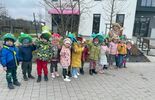 Wiosenna parada w kapeluszach. Maluchy z Przedszkola nr 89 na tropie nowej pory roku (zdjęcie 5)