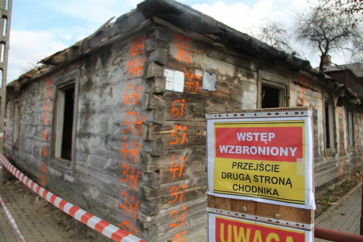  Rozbiórka drewnianego domu w Białej Podlaskiej (zdjęcie 2) - Autor: Ewelina Burda