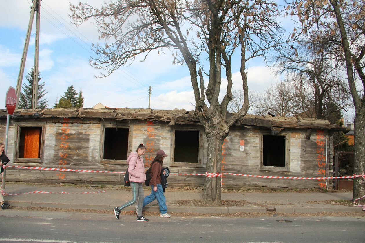  Rozbiórka drewnianego domu w Białej Podlaskiej (zdjęcie 1) - Autor: Ewelina Burda