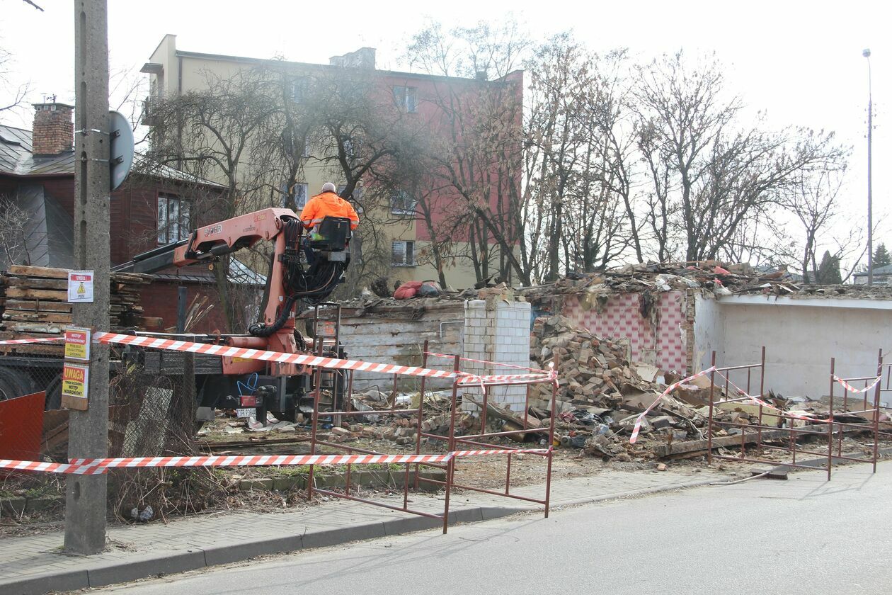 Rozbiórka drewnianego domu w Białej Podlaskiej