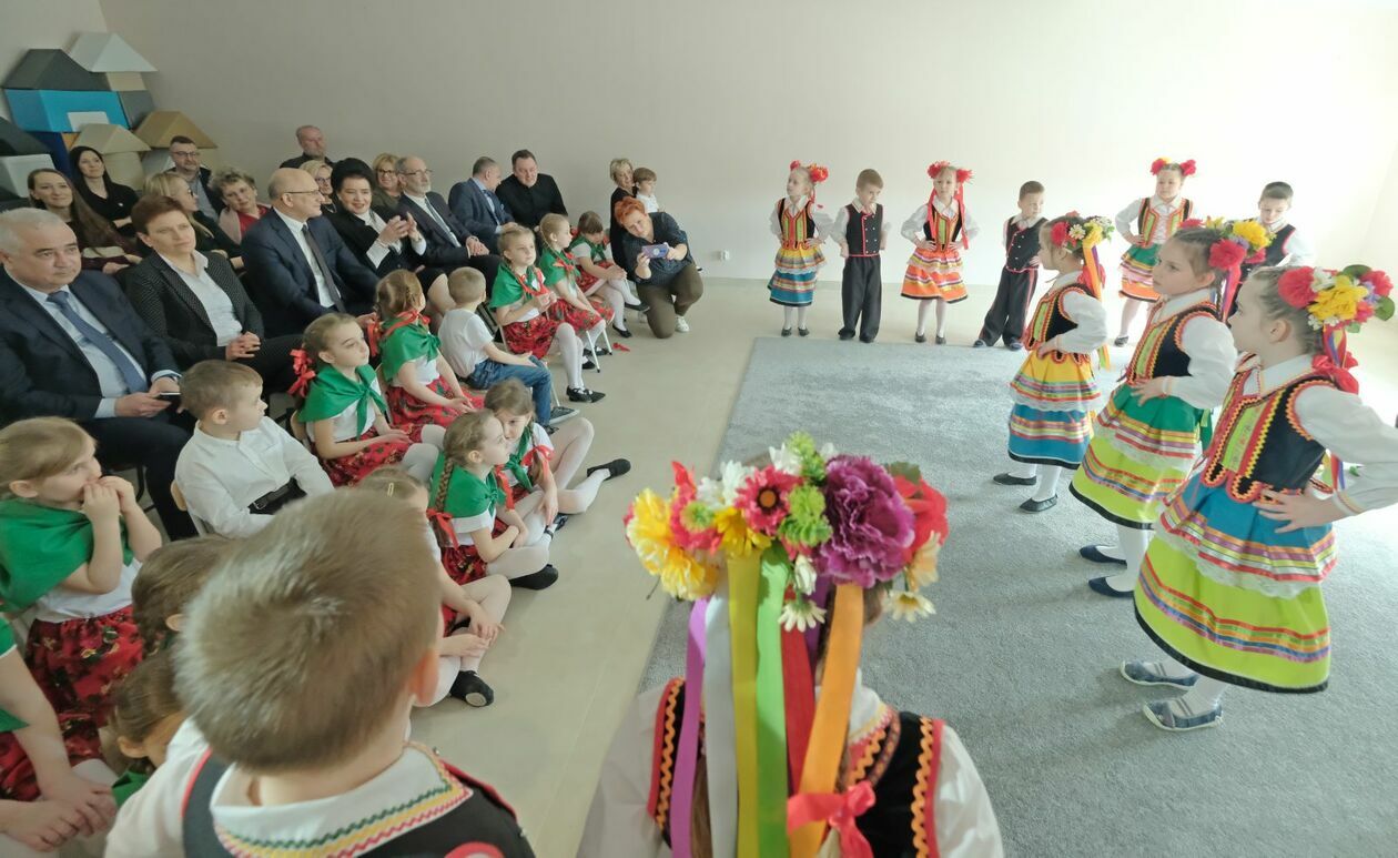  Zespół Przedszkolny nr 2 w Lublinie przy ul. Farbiarskiej oficjalnie otwarty (zdjęcie 15) - Autor: DW
