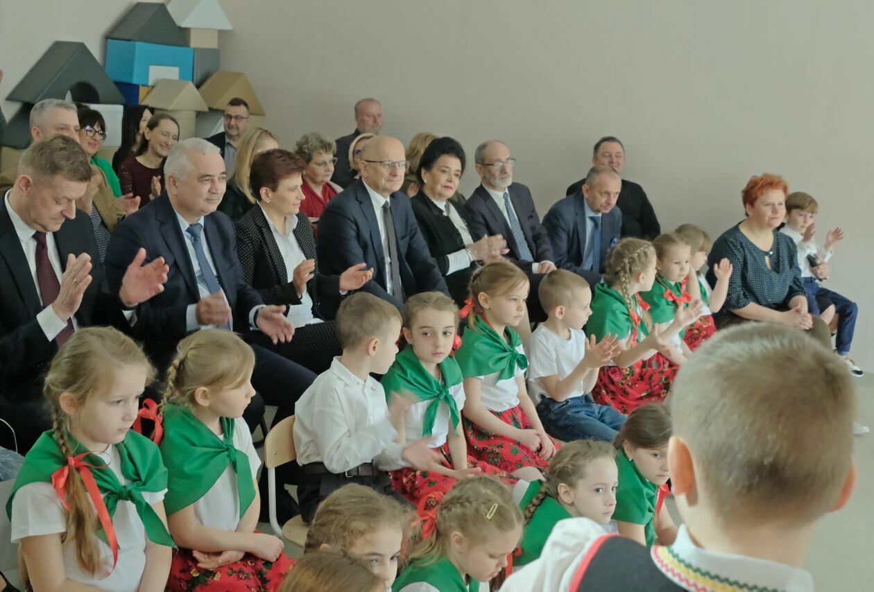  Zespół Przedszkolny nr 2 w Lublinie przy ul. Farbiarskiej oficjalnie otwarty (zdjęcie 16) - Autor: DW
