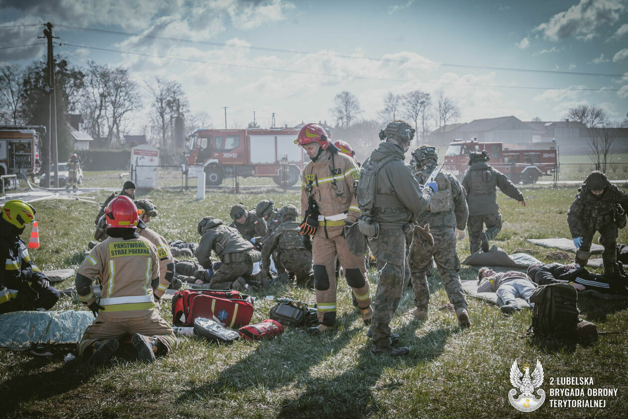  Atak rakietowy na szkołę. Terytorialsi ćwiczyli ze strażakami i ratownikami medycznymi (zdjęcie 1) - Autor: 2 LBOT