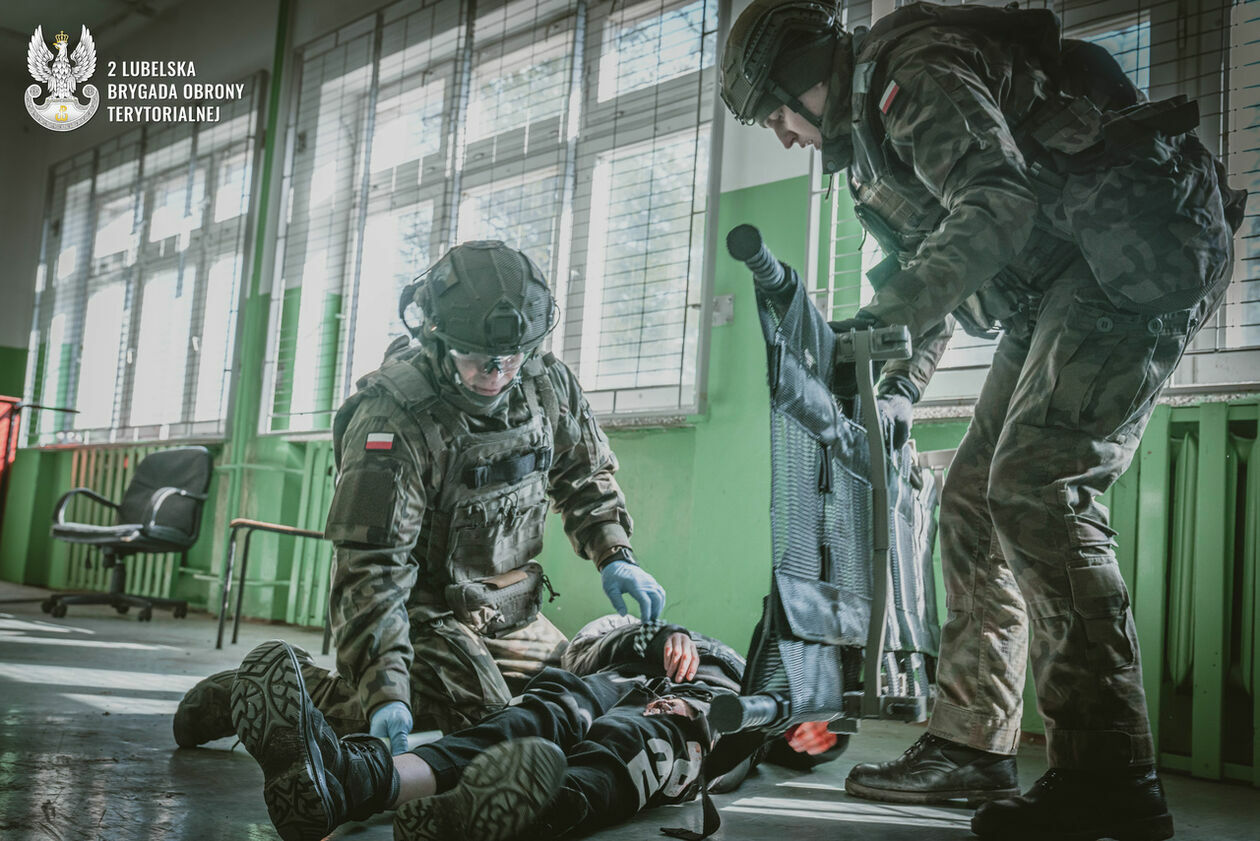  Atak rakietowy na szkołę. Terytorialsi ćwiczyli ze strażakami i ratownikami medycznymi (zdjęcie 6) - Autor: 2 LBOT