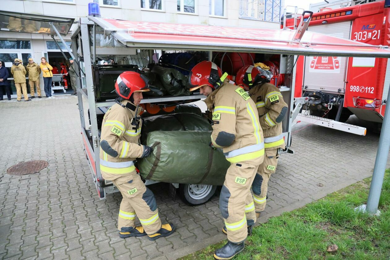  W 1 Wojskowym Szpitalu Klinicznym w Lublinie strażacy ćwiczyli z wojskiem (zdjęcie 2) - Autor: DW