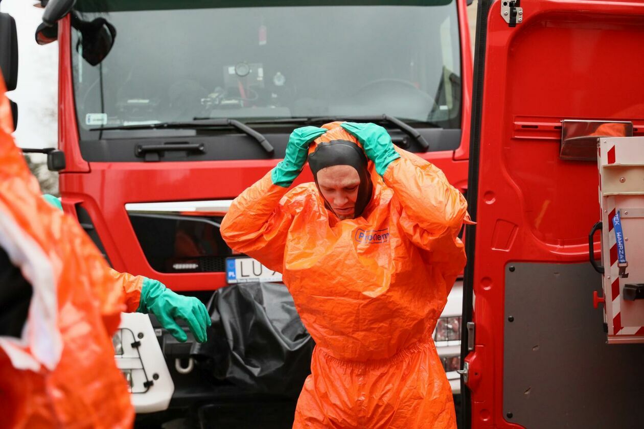  W 1 Wojskowym Szpitalu Klinicznym w Lublinie strażacy ćwiczyli z wojskiem (zdjęcie 8) - Autor: DW