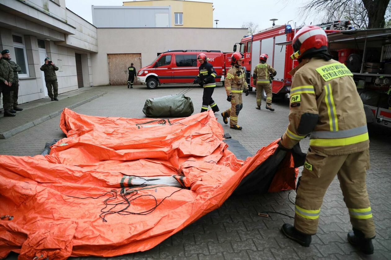  W 1 Wojskowym Szpitalu Klinicznym w Lublinie strażacy ćwiczyli z wojskiem (zdjęcie 3) - Autor: DW