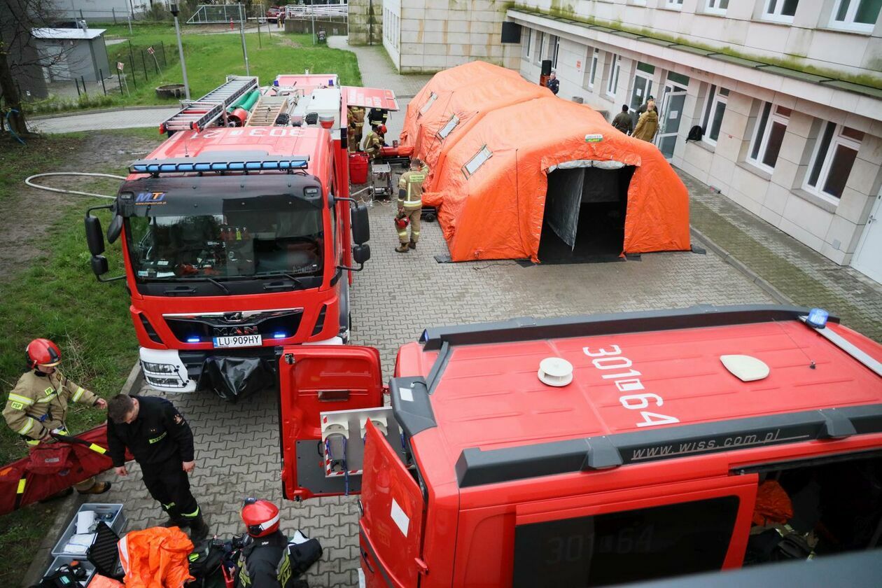  W 1 Wojskowym Szpitalu Klinicznym w Lublinie strażacy ćwiczyli z wojskiem  - Autor: DW