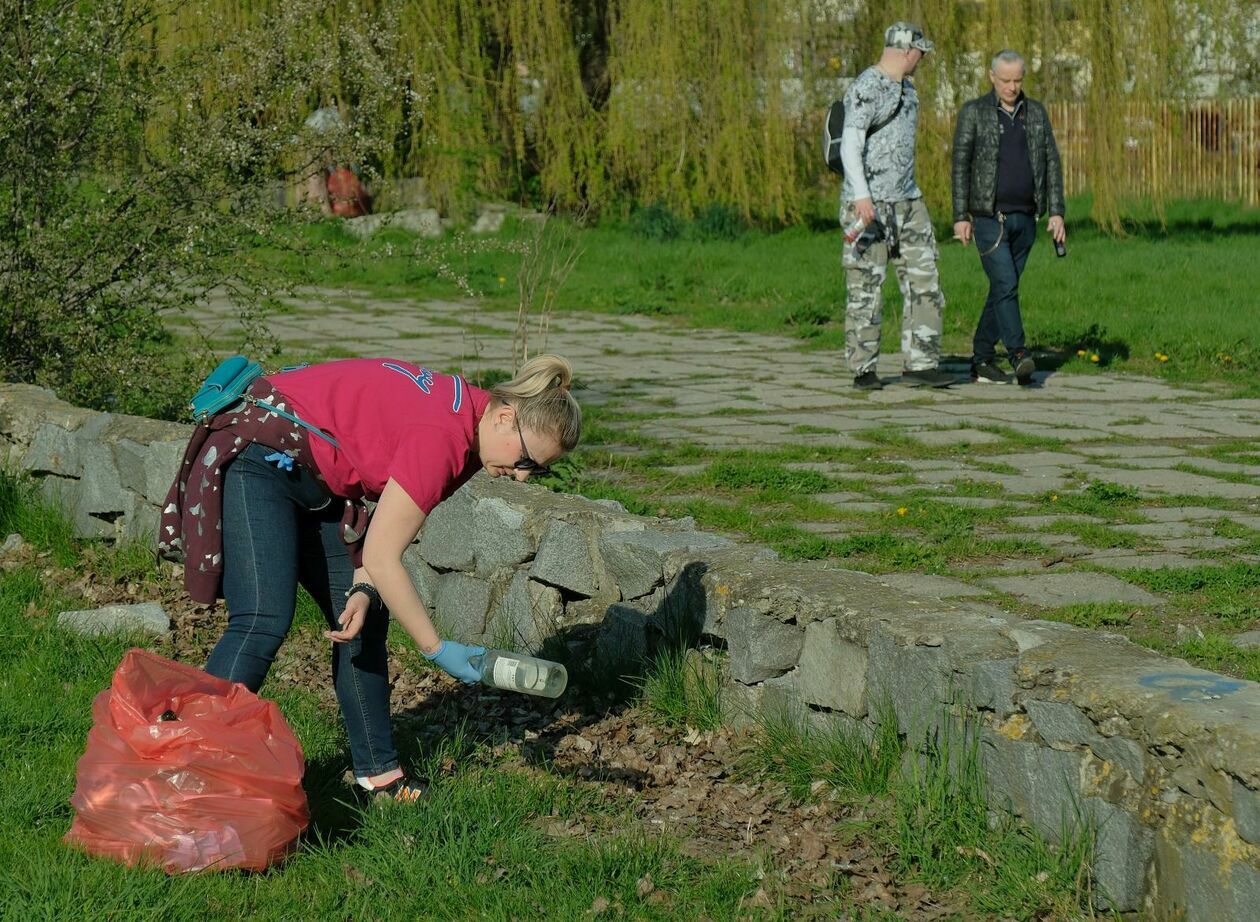  Sprzątanie miasta z okazji Dnia Ziemi (zdjęcie 11) - Autor: DW