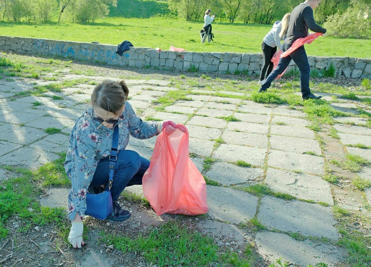  Sprzątanie miasta z okazji Dnia Ziemi (zdjęcie 16) - Autor: DW