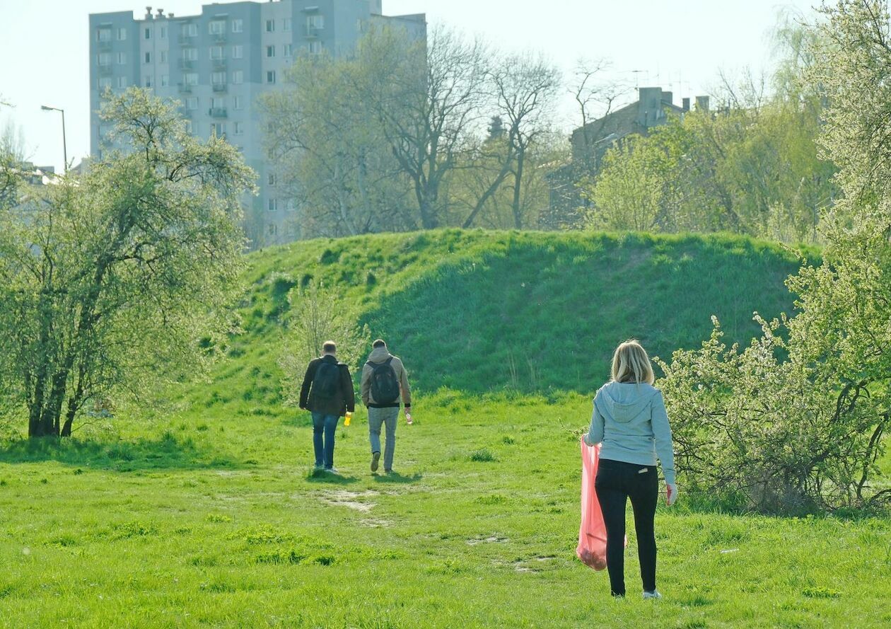  Sprzątanie miasta z okazji Dnia Ziemi (zdjęcie 18) - Autor: DW