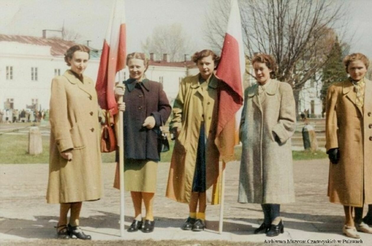 <p>Kobiety z flagami państwowymi na dziedzińcu gł&oacute;wnym Pałacu Czartoryskich w 1953 roku</p>