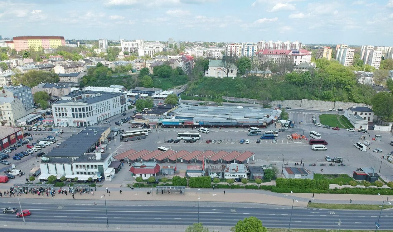  Plac budowy dworca metropolitalnego i obecny dworzec PKS zdjęcia z drona  - Autor: DW