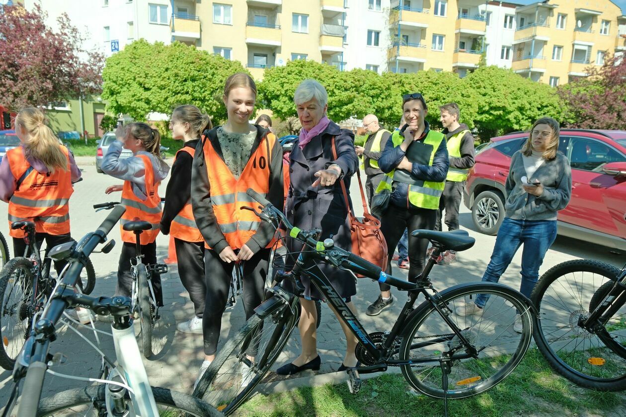  Uczniowie SP 52 zdawali egzamin na kartę rowerową po holendersku (zdjęcie 11) - Autor: DW