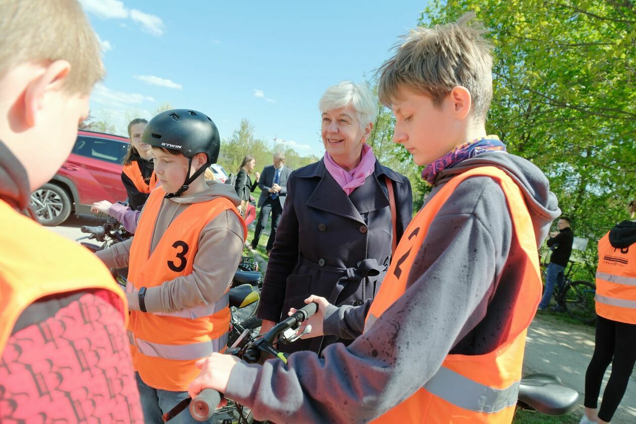  Uczniowie SP 52 zdawali egzamin na kartę rowerową po holendersku (zdjęcie 12) - Autor: DW