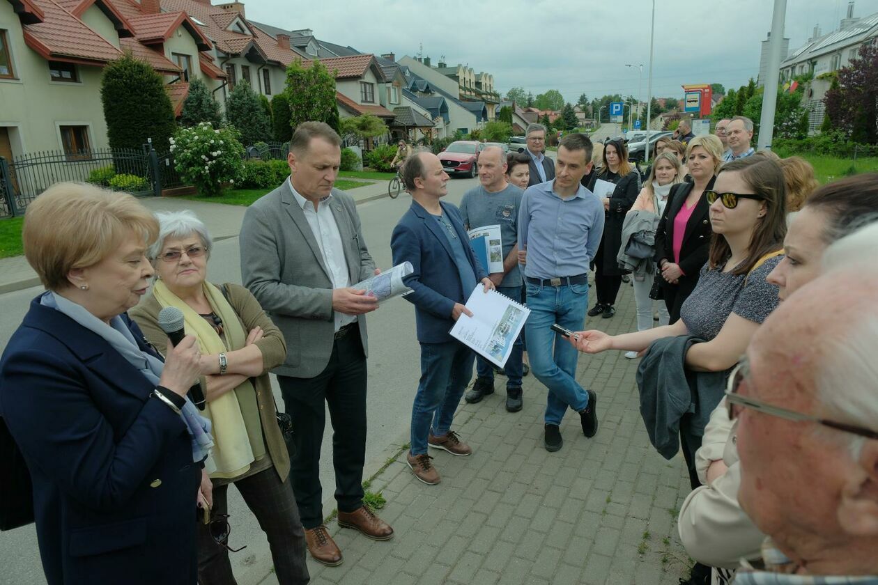  Samorządowcy spotkali się z mieszkańcami dzielnicy Szerokie na spacerze (zdjęcie 25) - Autor: DW