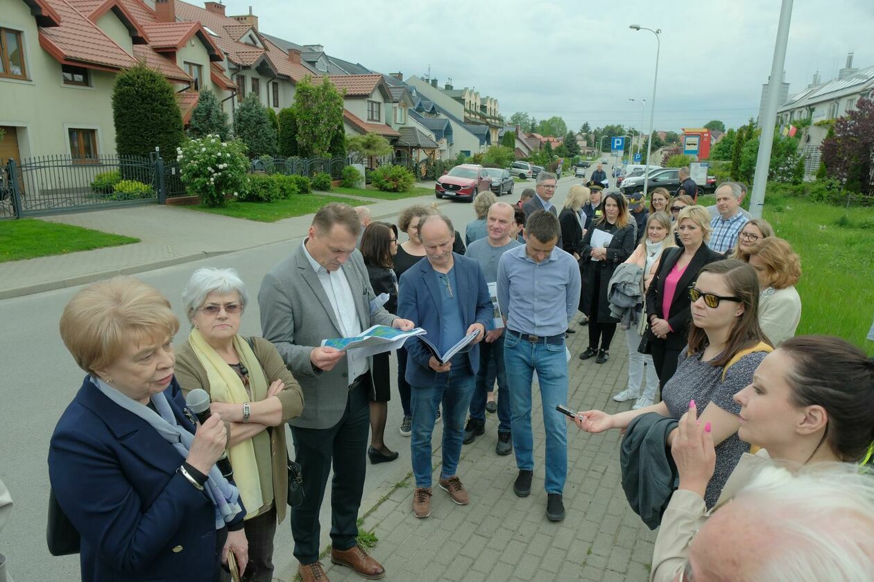  Samorządowcy spotkali się z mieszkańcami dzielnicy Szerokie na spacerze (zdjęcie 24) - Autor: DW
